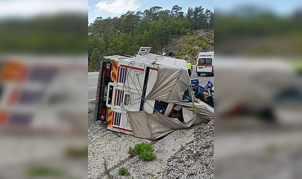 Seydikemer’de üzüm yüklü kamyonet devrildi: 1 yaralı