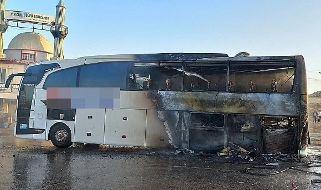 Seyir halindeki otobüs alev alev yandı