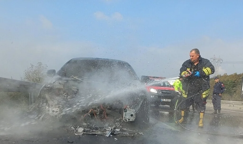 Seyir halindeki otomobil motor kısmından yandı