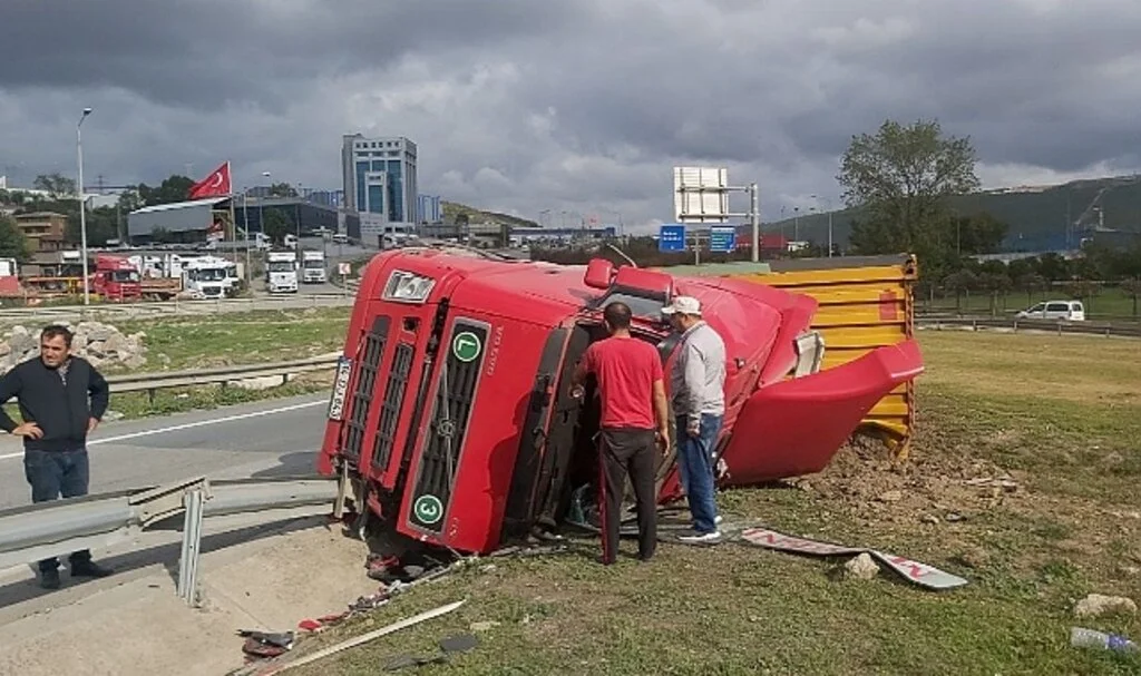 Seyir halindeki tır devrildi, sürücü yara almadan kurtuldu