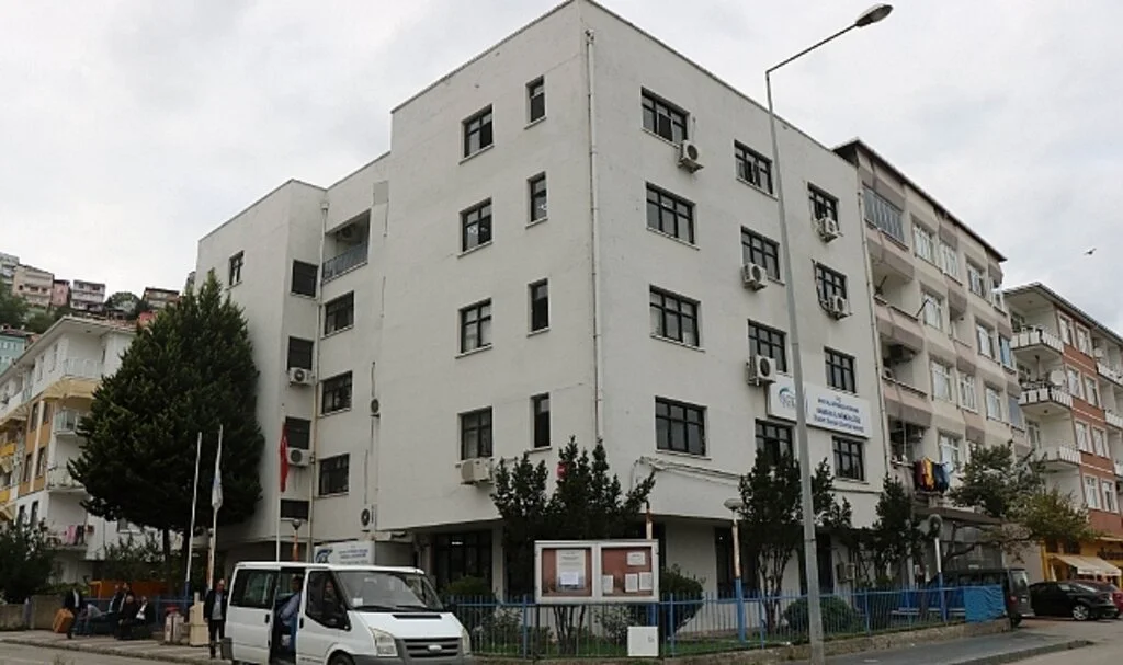 SGK İlkadım binası çatlaklar nedeniyle tahliye edildi