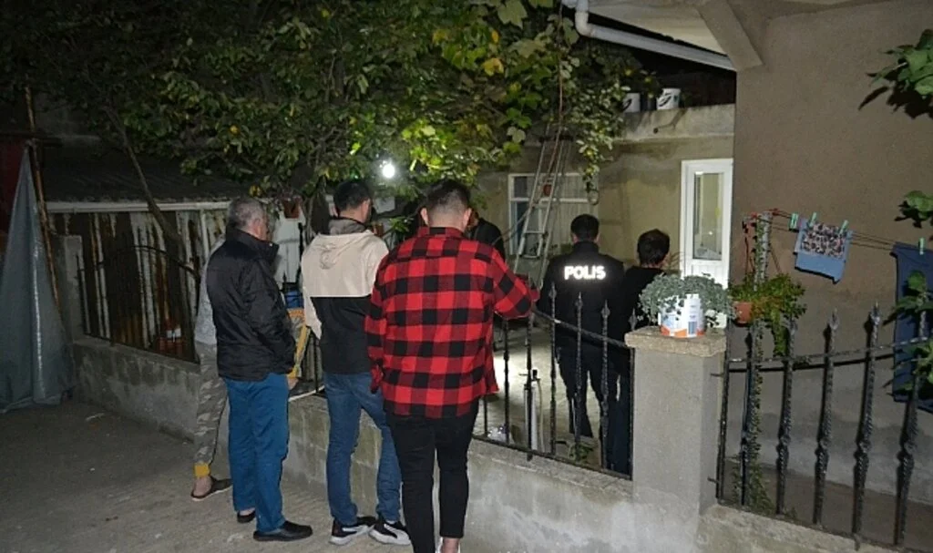 Sigara içmek için çıktığı 3. katın balkonundan düşerek hayatını kaybetti