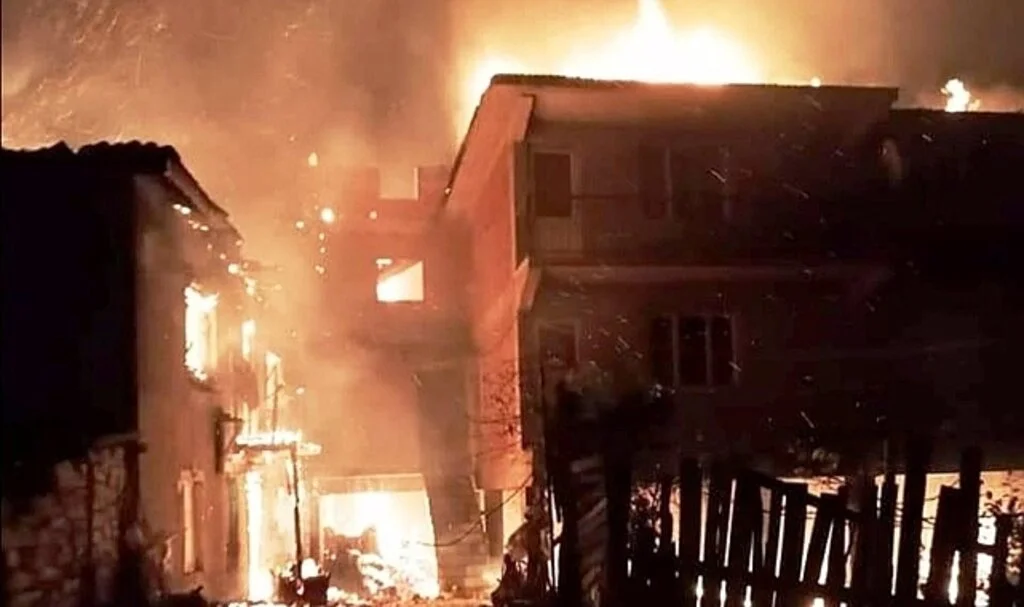 Simav'da 2 ev, 1 ahır ve 1 çatı küle döndü