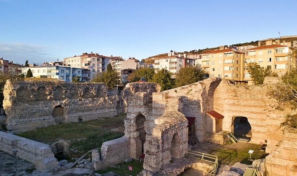 Sinop Balatlar Yapı Topluluğu'nda din adamları oturur vaziyette defnedilmiş