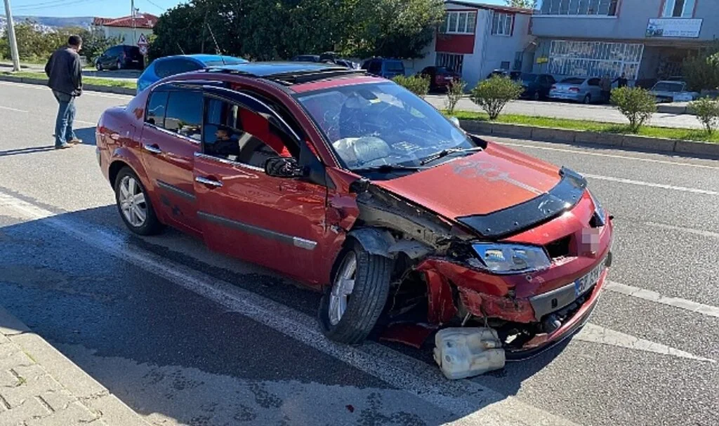 Sinop’ta 2 otomobil çarpıştı: 1 yaralı