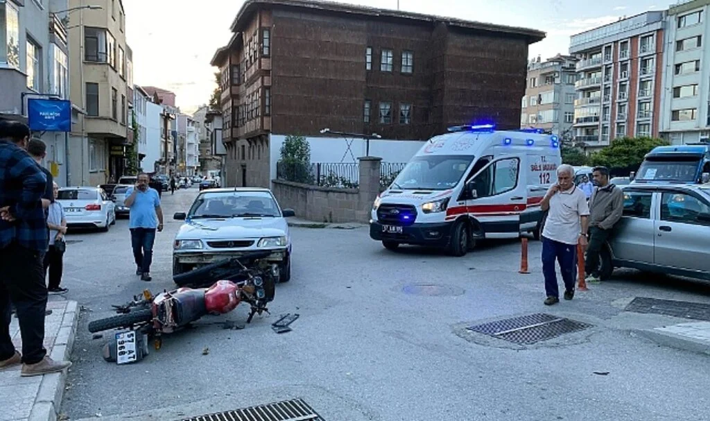 Sinop’ta otomobille çarpışan motosiklet sürücüsü yaralandı