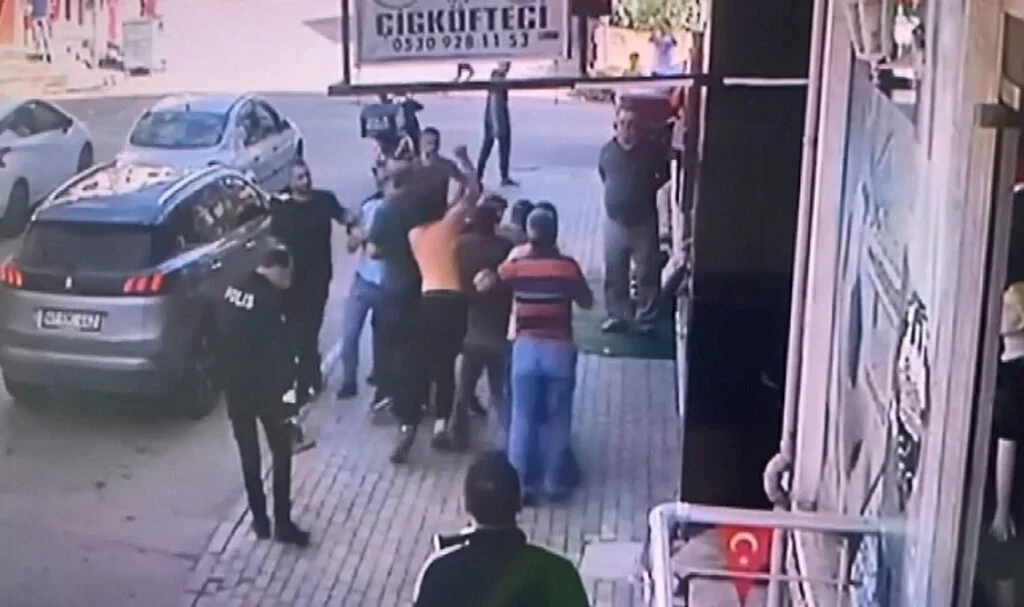 Sinyal verme kavgasında onlarca kişi birbirine girdi: O anlar kamerada