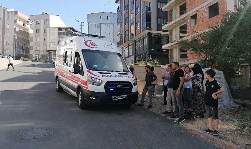 Sıva yapan işçi 3 metre yükseklikten düştü