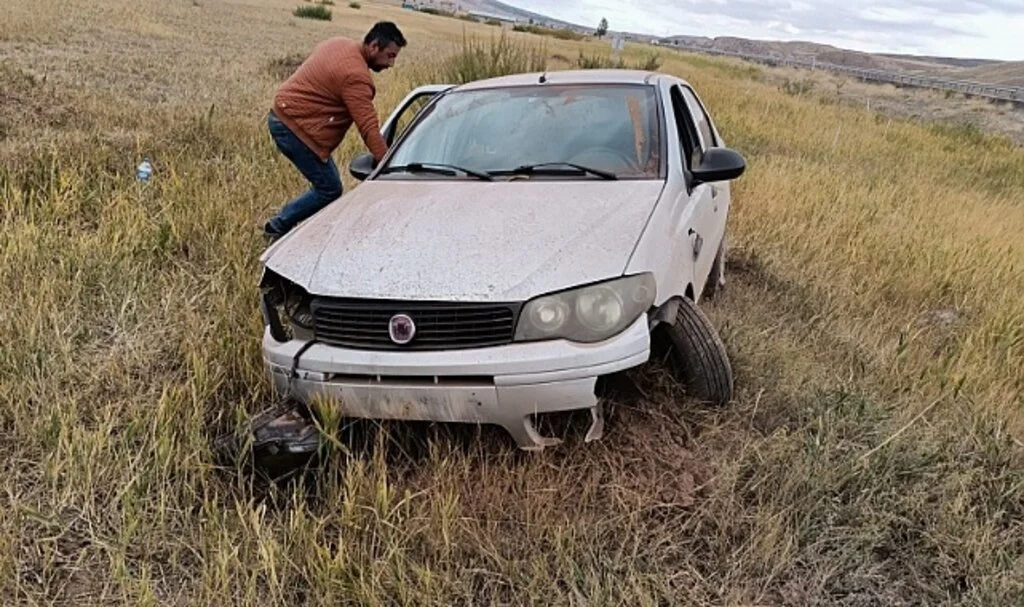 Sivas'ta yoldan çıkan otomobil tarlaya girdi: 3 yaralı