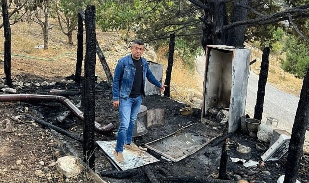 Sobadan çıkan kıvılcımlar baraka evi kül etti