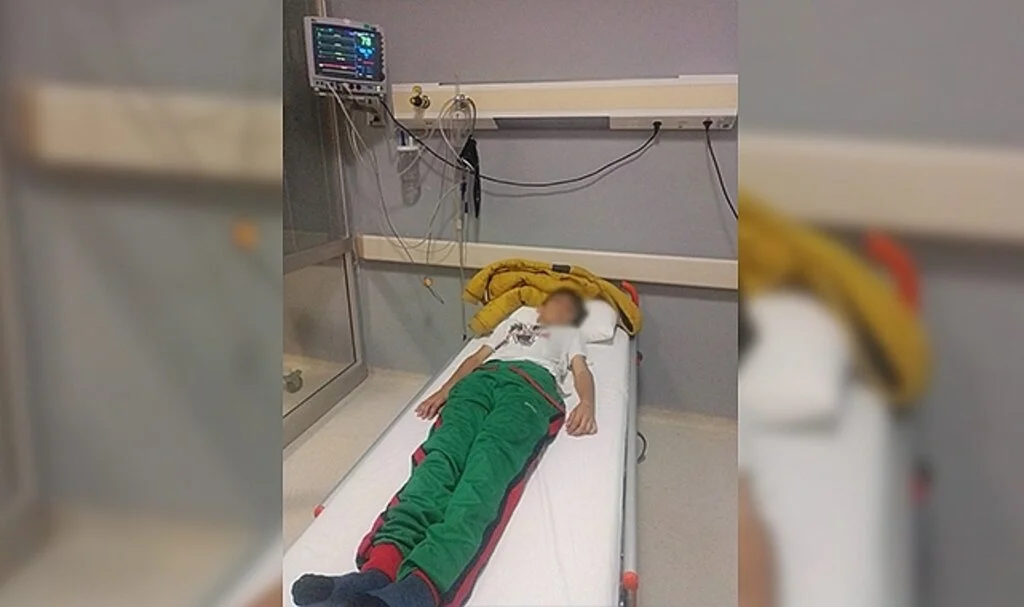 Sokak köpeklerinden kaçarken kamyonun çarptığı çocuk yaralandı