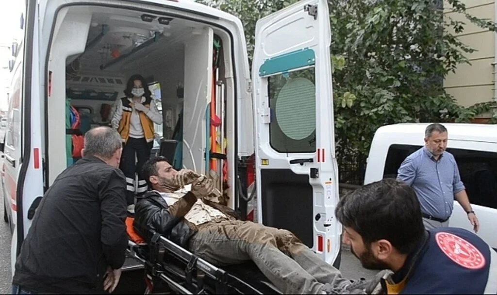 Sokak ortasında 6 yerinden bıçaklandı