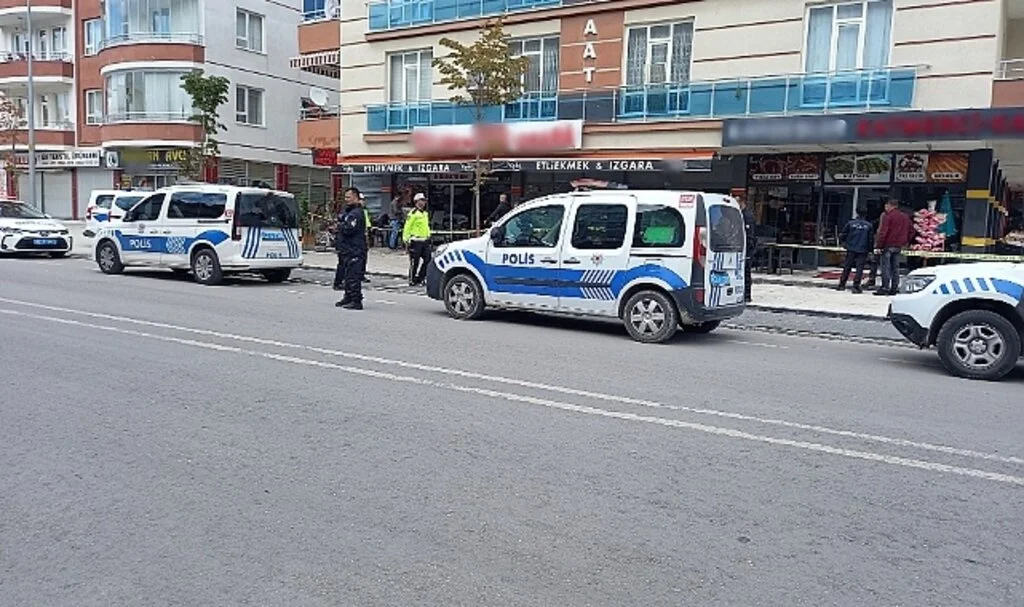 Sokak ortasında bıçaklandı sığındığı iş yerinde hayatını kaybetti