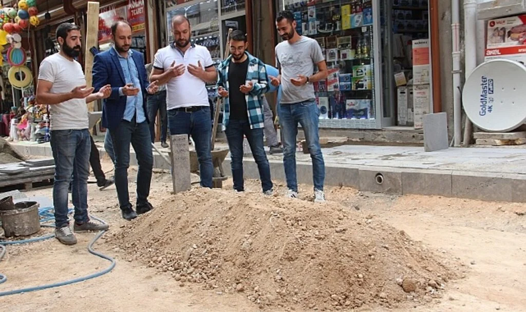 Sokak ortasındaki mezarı görenler durup dua okudu, gerçek ise bambaşka çıktı