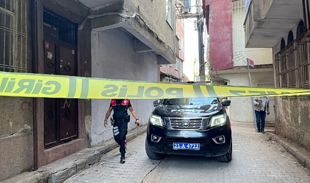 Sokakta oynayan 10 yaşındaki çocuk kurşunların hedefi oldu