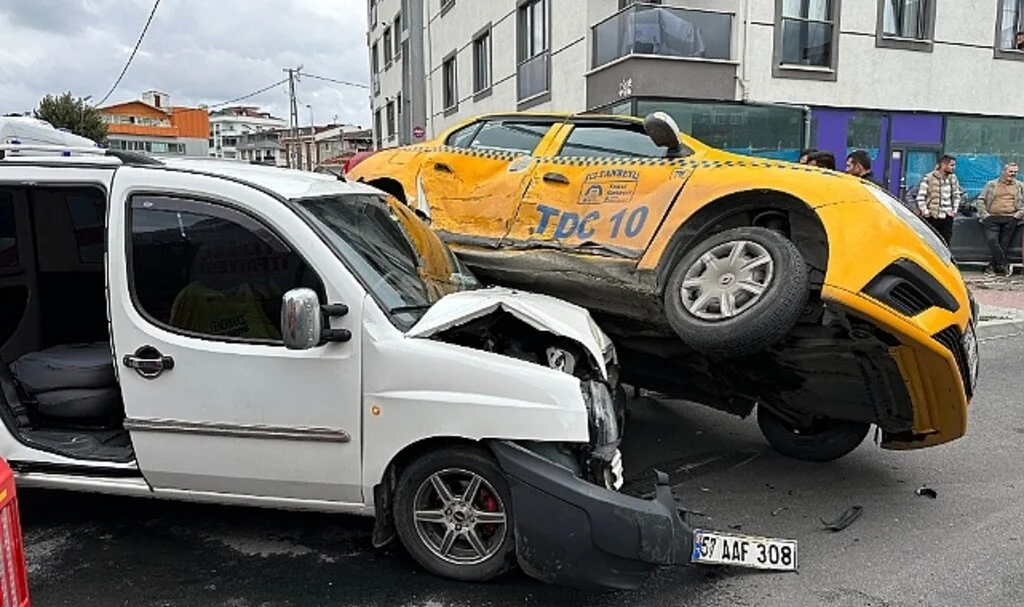 Sultanbeyli’de iki ticari araç çarpıştı: 4 yaralı
