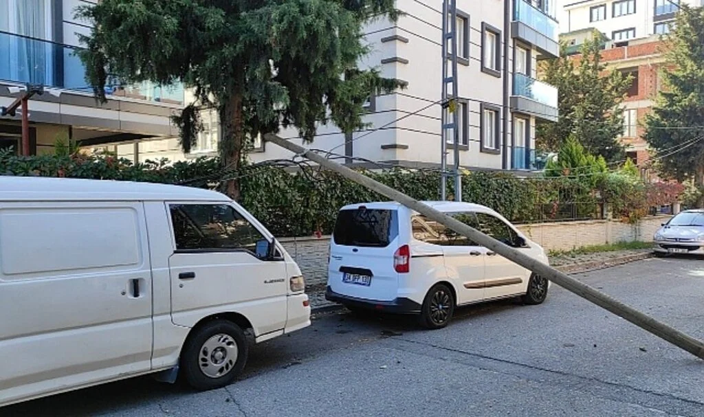 Sultanbeyli'de tüp yüklü kamyonun çarptığı direk park halindeki otomobilin üzerine devrildi