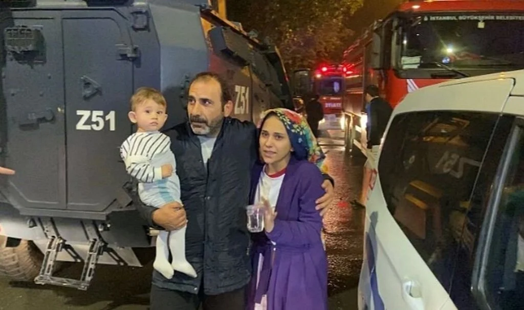 Sultangazi’de 12 katlı binada korkutan yangın: Dumandan etkilenen onlarca vatandaşı itfaiye ekipleri kurtardı