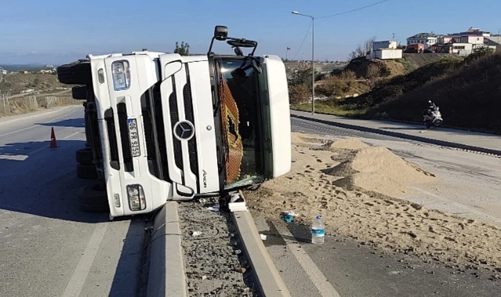 Sultangazi'de tuz yüklü tır yola devrildi: 1 yaralı