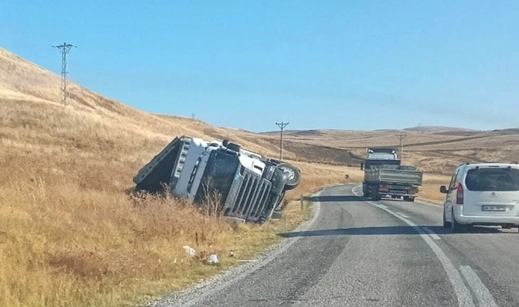 Sungurlu'da soğan yüklü tır devrildi