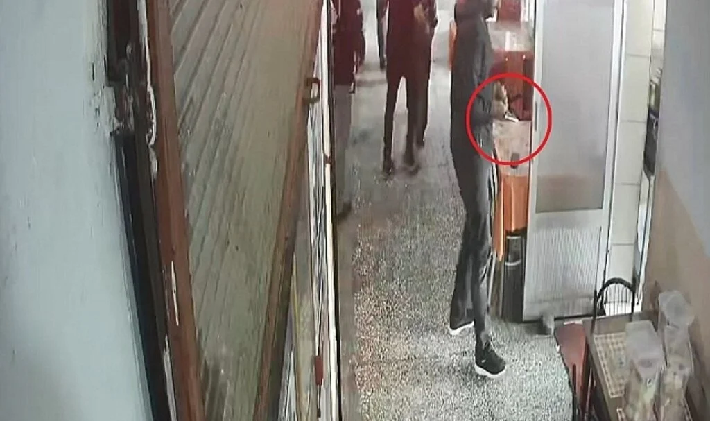 Tabancasını hazırlayıp husumetlilerine kurşun yağdırdı
