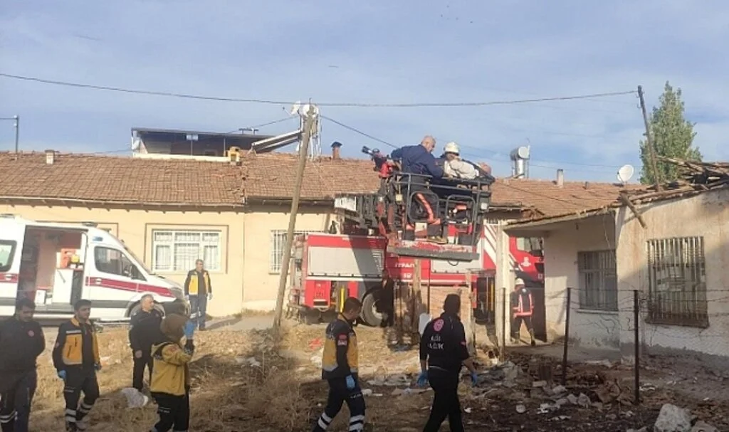 Tadilat yaparken çatı çöktü: 1 yaralı