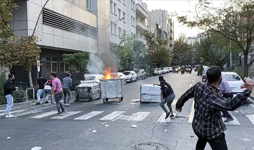 Tahran'da gösteri düzenleyen öğrencilere polis müdahale etti