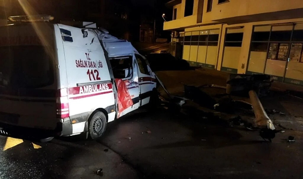 Takla atan ambulans hurdaya döndü: 3 yaralı