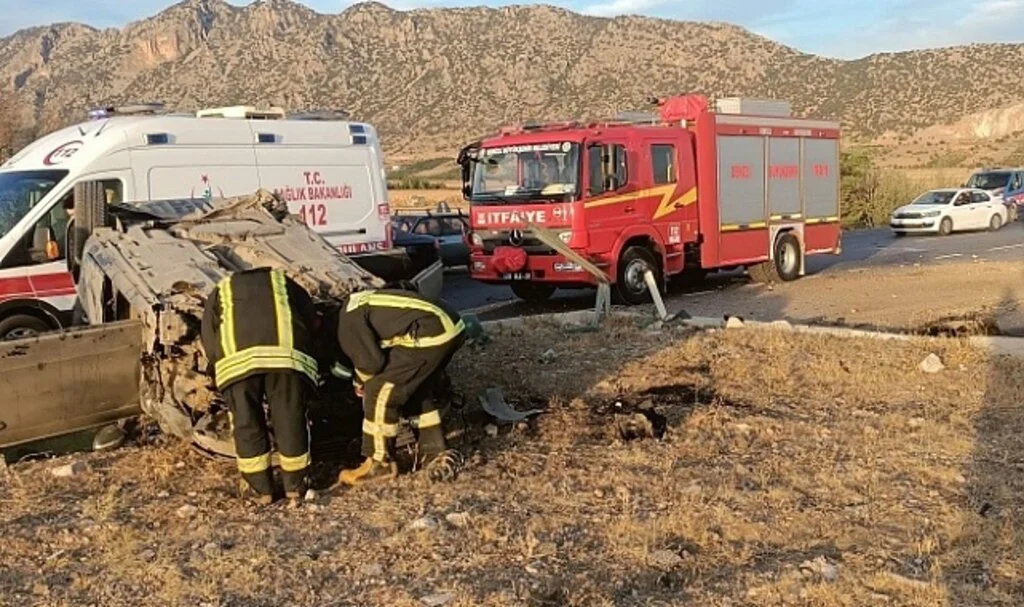 Takla atan otomobil şarampolde ters döndü: 2 yaralı