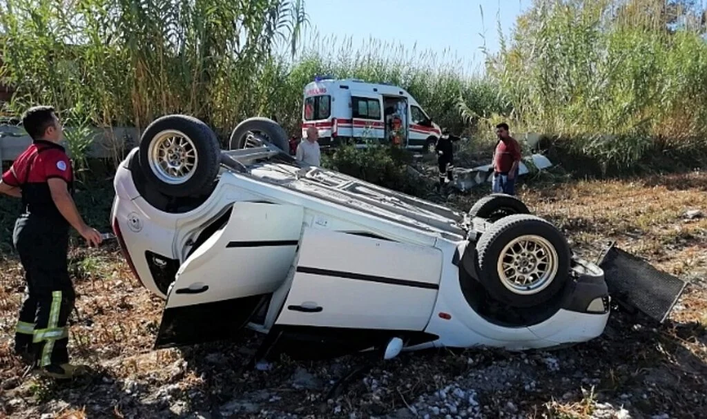 Takla atan otomobil tarlaya uçtu: 2 yaralı