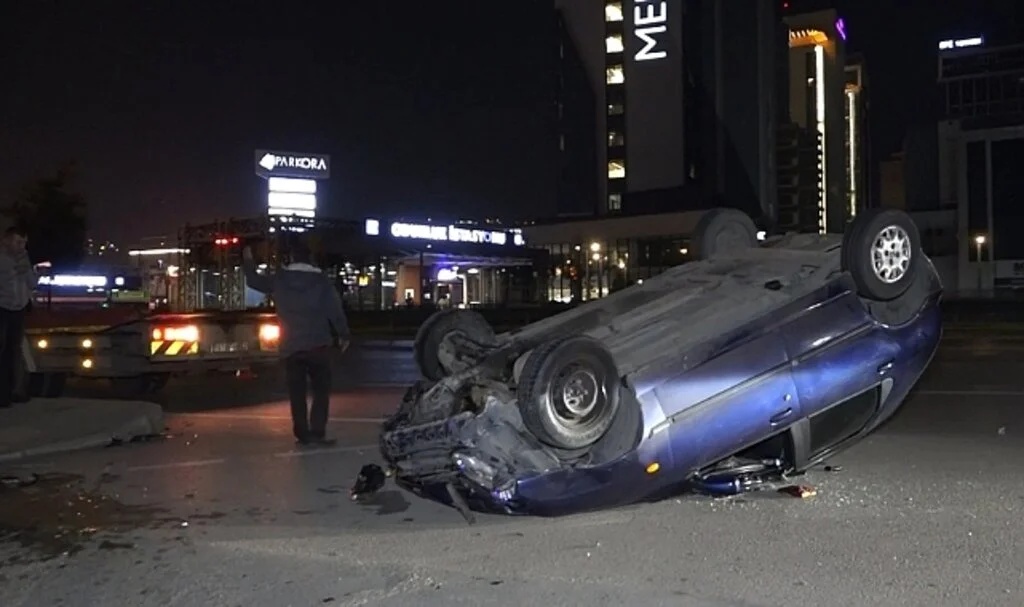 Takla atan otomobilde burnu bile kanamazken, 2 çocuğu ve eşi yaralandı