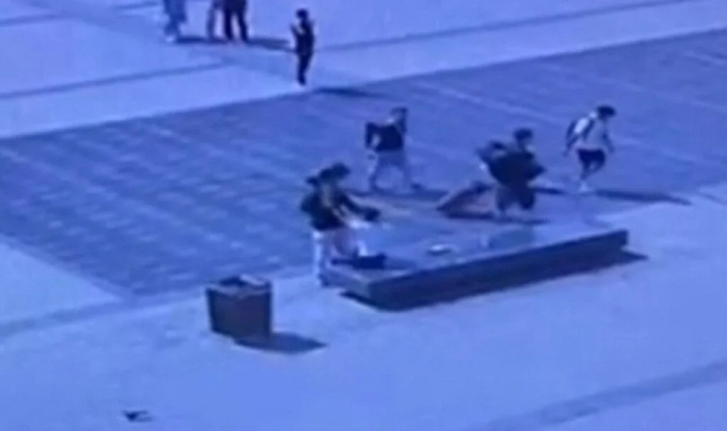 Taksim Meydanı’nda önce darp, sonra gasp kameraya yansıdı