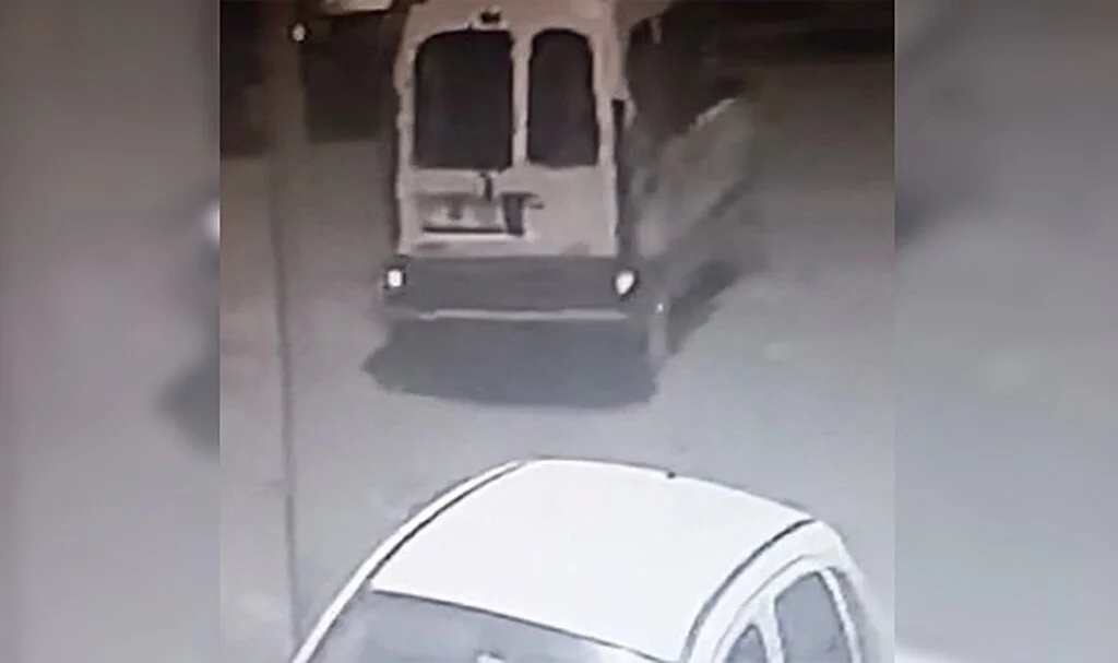 Tamir için bırakılan hafif ticari araç çalındı