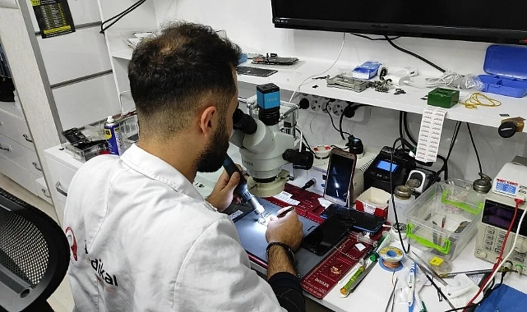 Tamir için getirilen telefon böyle patladı, o anlar kamerada