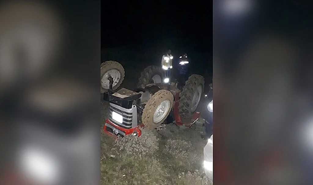 Tarlada devrilen traktörün altında kalan çiftçi hayatını kaybetti