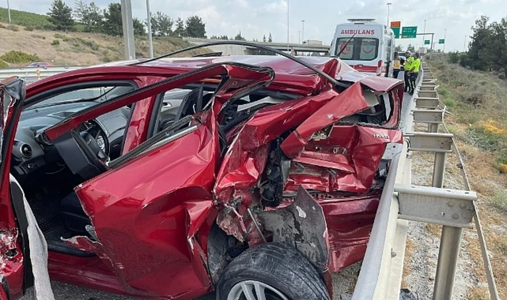 Tarsus'ta iki otomobil çarpıştı: 1 yaralı