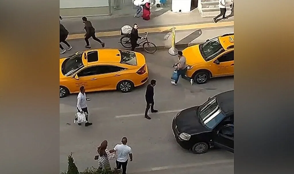 Tartıştığı sürücüyü silahla cadde ortasında kovaladı