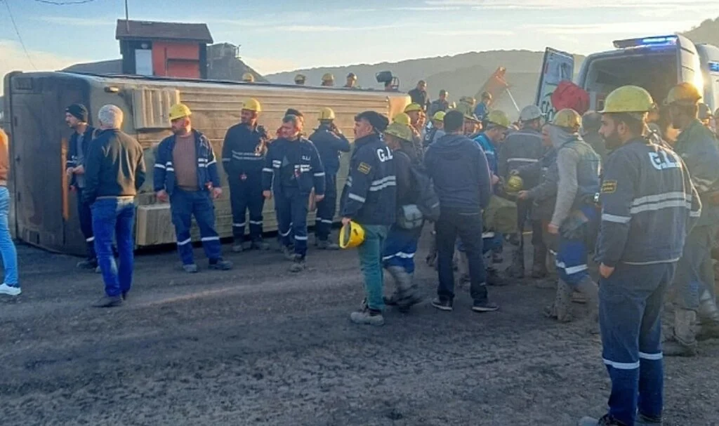 Tavşanlı'da kömür madeni işçilerini taşıyan servis devrildi: 11 yaralı