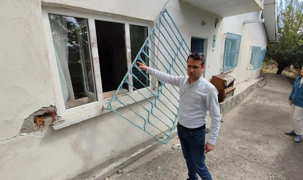 Tedaviye giden yaşlı çiftin evini soydular