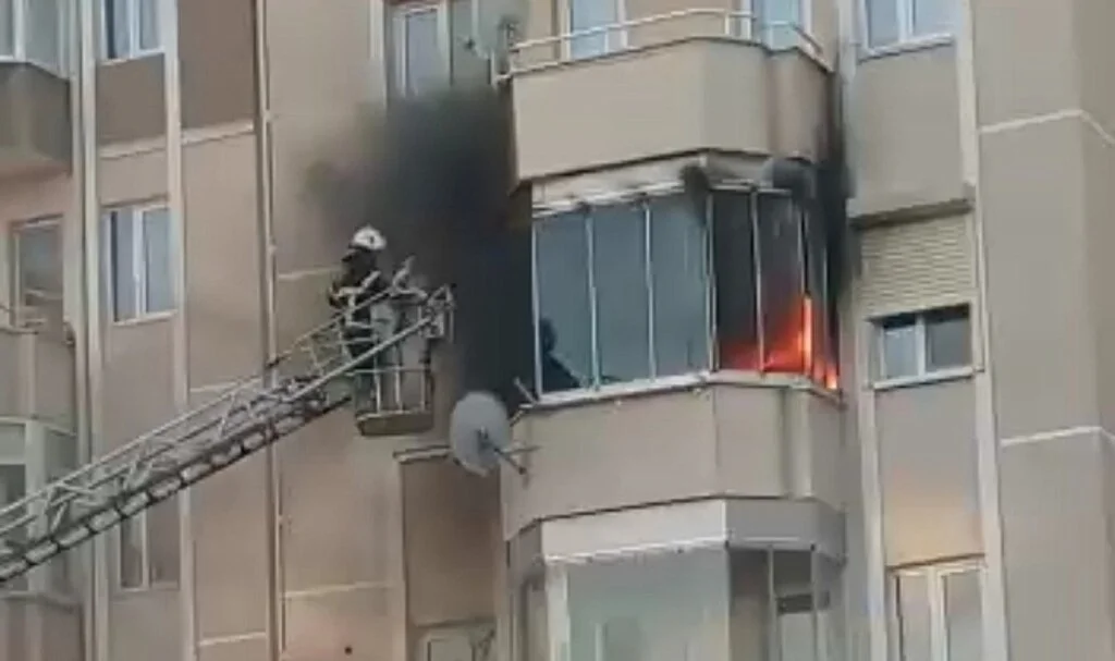 Tekirdağ'da korkutan yangın: İtfaiye erinin alevlerle mücadelesi kamerada