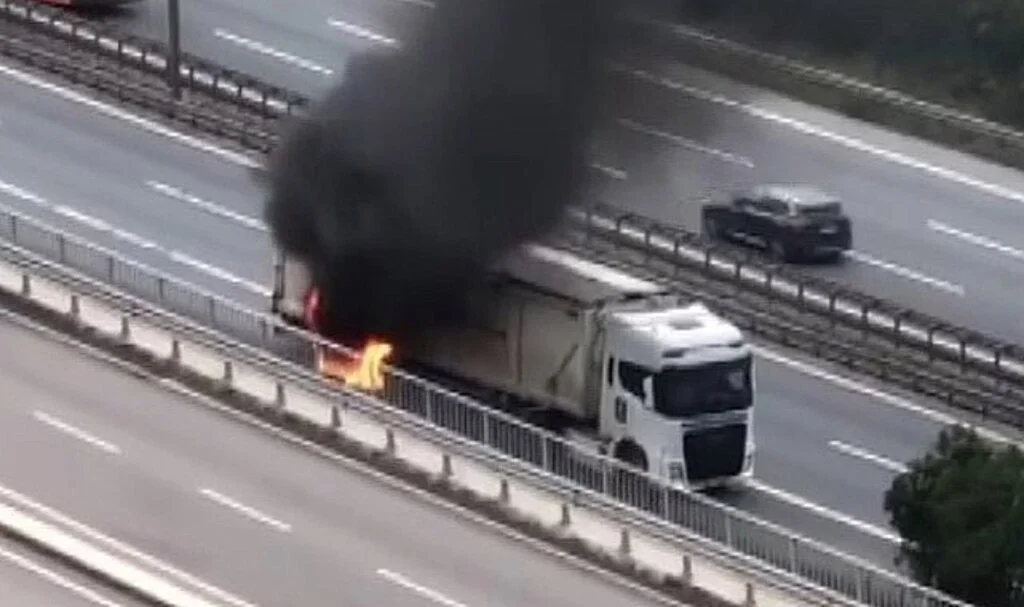 TEM’de tırın dorsesi alevlere teslim oldu