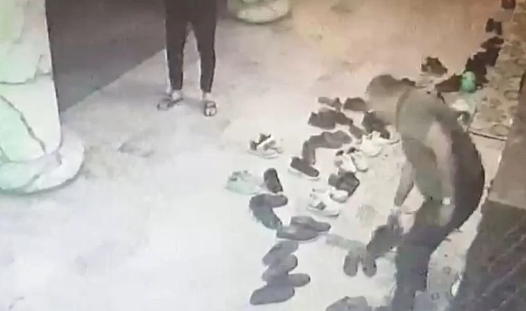 Terlikle geldiği camiden 3 bin liralık ayakkabı ile ayrıldı