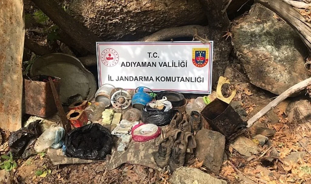 Teröristlerin yaşam malzemeleri toprağa gömülü bulundu