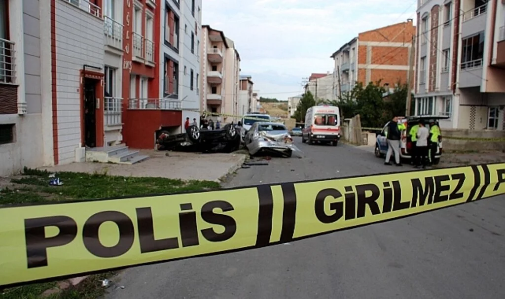 Ters dönen otomobilden çıkıp olay yerinden kaçtı