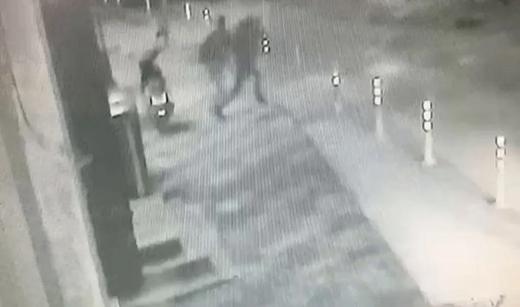 Ters yöne giren hafif ticari aracın altında kalmaktan son anda kurtuldular