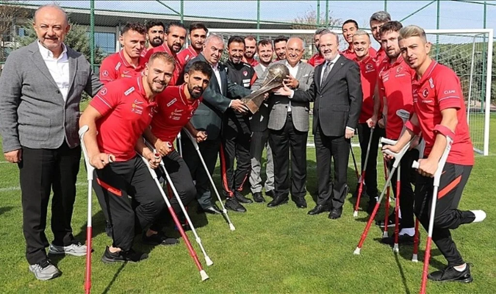 TFF Başkanı Büyükekşi, dünya şampiyonu Ampute Futbol Milli Takımı'yla buluştu
