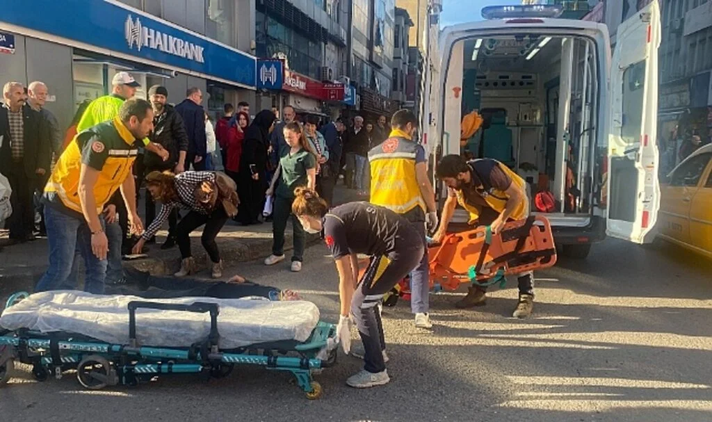 Ticari taksinin çarptığı adam hastaneye kaldırıldı