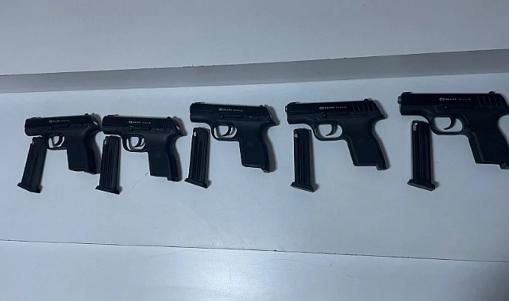 Ticari taksiyle yasa dışı silah ticareti yapan zanlı tutuklandı