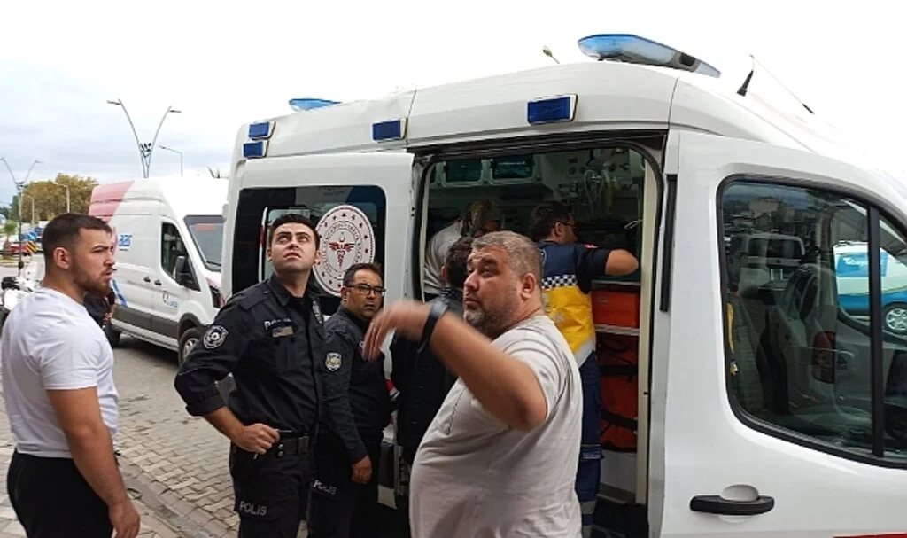Tıkanan boruyu açmak için çatıya çıktı, hastanelik oldu