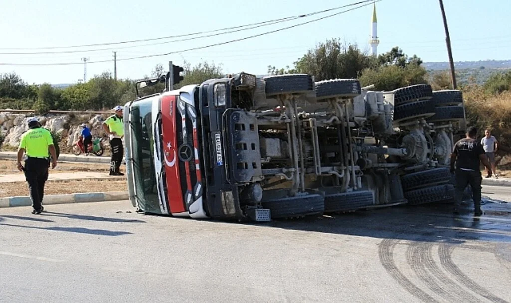 Tır ile beton mikseri çarpıştı: 1 yaralı